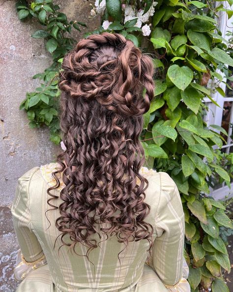 Princes Hair Styles, Young Violet Bridgerton, 1890s Hair, 1700s Hair, Fantasy Hairstyles, Regency Hairstyles, Bridgerton Queen, Bridgerton Dresses, 18th Century Hair