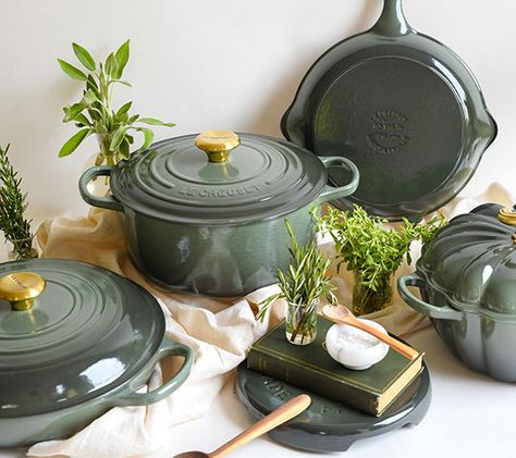 Green Le Creuset, Green Kitchen Supplies, Le Creuset Green, Le Crueset Pots, Le Creuset Aesthetic, La Creuset, Le Creuset Set, Le Crueset, Le Creuset Kitchen