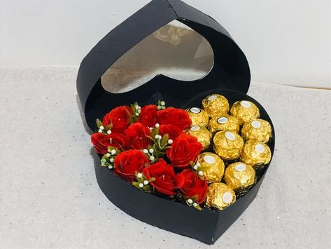 gift for SPECIAL one_ visit to watch making video Gift Combo Ideas, Heart Box Gift, Birthday Candy Bouquet, Box Gift Ideas, Picnic Party Decorations, Fun Valentines Day Ideas, Diy Valentines Day, Chocolate Bouquet Diy, Watch Making