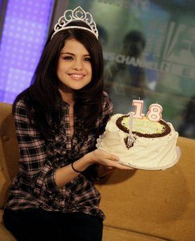 Check Out Selena Gomez's Birthday Surprise! Selena Gomez Instagram, Selena Gomez Birthday, Ramona And Beezus, Grand Prairie Texas, Selena Gomez Wallpaper, Surprise Cake, Selena Gomez Cute, Selena Gomez Pictures, Selena G