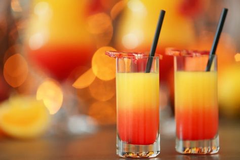 ▷ Best Tequila Sunset: The Sunny Drink | Altos Tequila Tequila Sunset Recipe, 80s Cocktails, Tequila Sunset, Tequila Sunrise Cocktail, Coconut Liqueur, Alcohol Free Cocktails, Back To The 80s, Best Tequila, Popular Cocktails