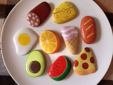 Rocks Painted Like Food, Diy Rock Art, Stone Art Painting, Pretend Food, Painted Rocks Kids, Painted Rocks Craft, Painted Rocks Diy, Rock Painting Ideas Easy, Rock Painting Patterns