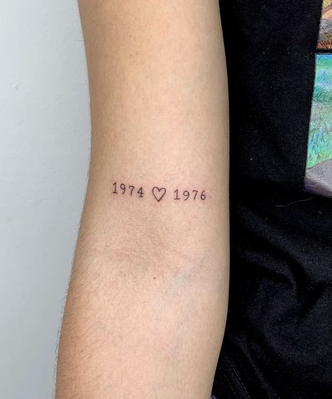 Sons Birthday Tattoo Ideas, Small Frases Tattoo, Parents Years Tattoo, Tattoo Ideas Dedicated To Parents, 3 Dates Tattoo, Parents Bday Tattoo, Parent Birthday Tattoos, Tattoo For Your Parents, Small Tattoos For Someone Who Passed