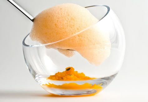 Carrot air with tangerine granita (carrot cloud with soy lecithin) Molecular Gastronomy Dessert, Molecular Gastronomy Plating, Molecular Food, Gastronomic Food, Molecular Mixology, Molecular Gastronomy Recipes, Gastronomy Food, Molecular Cuisine, Food Plating Techniques