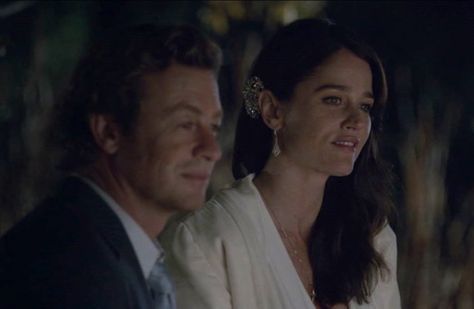 After their wedding, Patrick and Teresa take it all in Jane And Lisbon, Patrick Jane, Robin Tunney, Simon Baker, The Mentalist, Iphone Wallpaper Girly, Lisbon, Movie Stars, Tv Series