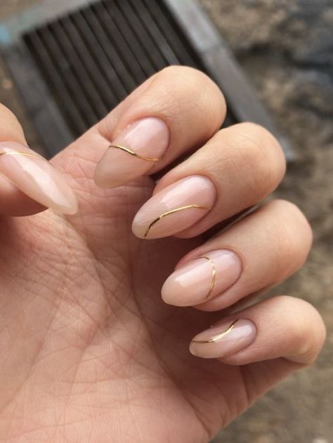 Wedding Nails For Bride Short Almond, Rich Mom Nails, Minimal Nye Nails, November Nail Inspo Short, Classic Elegant Nails, Neutral Holiday Nails Classy, Minimal Short Nails, Nails For Trip, Minimal Gel Nails