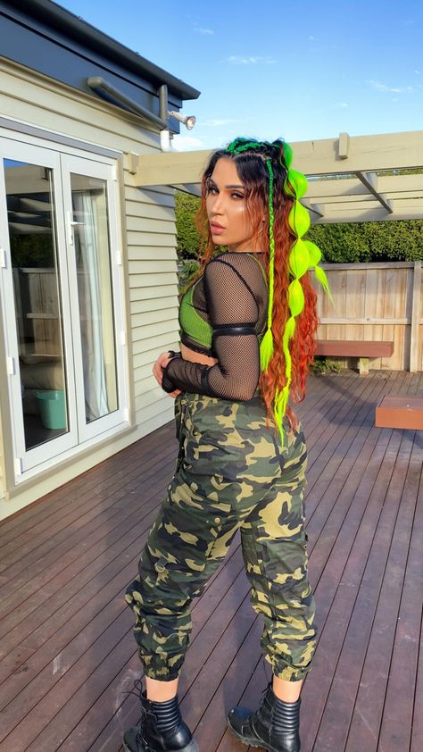 Army pants neon braids festival outfit Neon Green Festival Hair, Neon Rave Outfits Ideas, Neon Braids, Neon Green Outfit, Green Rave Outfit, Neon Rave Outfits, Braids Festival, Neon Green Outfits, Army Outfit