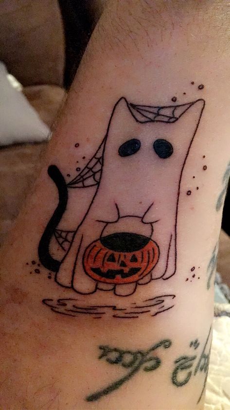 Small Tattoos Ghost Cat, Pumpkin And Black Cat Tattoo, Black Cat Pumpkin Tattoo, Halloween Animal Tattoo, Cat Pumpkin Tattoo, Pumpkin Cat Tattoo, Spooky Cat Tattoo, Halloween Finger Tattoos, Little Halloween Tattoos