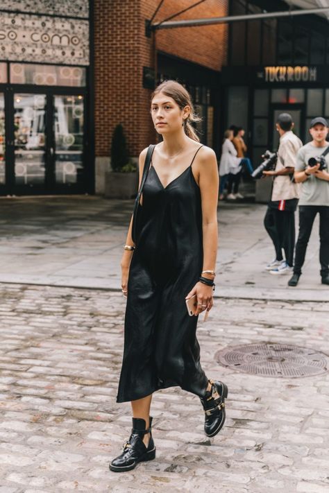 20 Black Slip Dresses That Are Perfect for Summer Black Slip Dress Outfit, Mode Dope, What Shoes To Wear, Slip Dress Outfit, Curated Closet, Street Dress, Grunge Dress, Black Slip Dress, Grunge Look