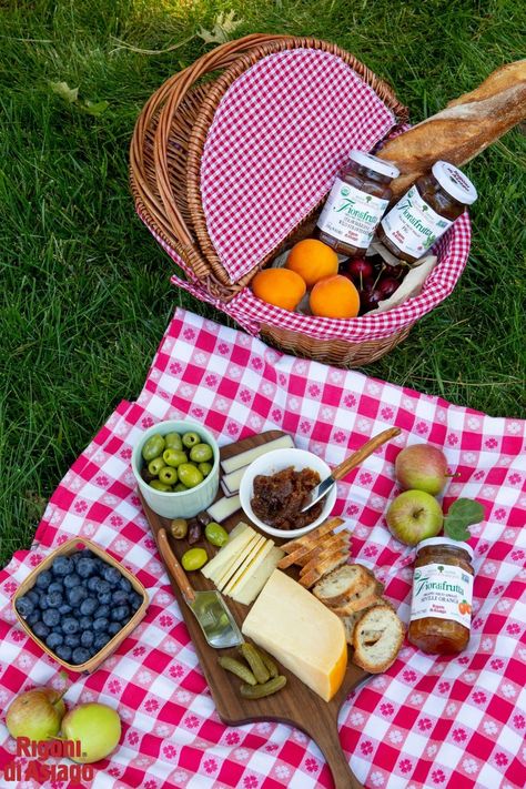 Get outdoors and enjoy a picnic using your favorite Rigoni di Asiago Fiordifrutta fruit spreads. Add Fig or Seville Orange to your cheeseboard for an intense and delicious flavor. It’s healthy, quick and easy – what’s not to love?