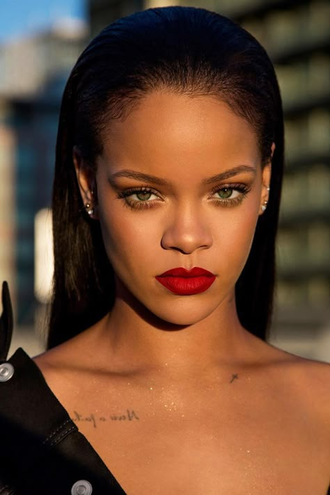 Rihanna Makeup, Looks Rihanna, Rihanna Looks, Bad Gal Riri, Rihanna Riri, Colin Kaepernick, Rihanna Style, Glow Skin, Lip Paint