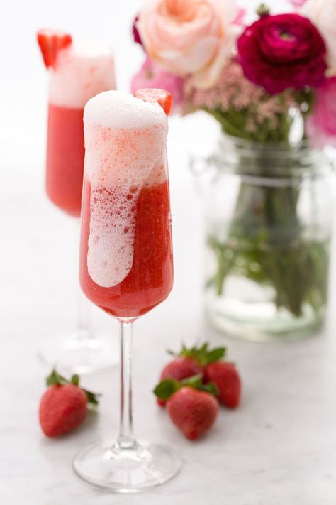 Strawberry Mimosa | Mimosa recipes + Easter brunch ideas from /cydconverse/ Best Mimosa Recipe, Mimosa Recipes, Easter Strawberry, Strawberry Mimosa, Easter Fun Food, Bagel Bar, Mimosa Recipe, Easter Menu, Fingerfood Party