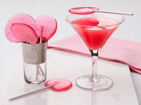 Looking for a twist on the twist for your next get-together? Here are 10 unique garnish ideas to make your home bar's cocktails stand out. Creative Cocktail Garnishes, Homemade Lollipops, Raspberry Cocktail, Coffee Milkshake, Recipe For Teens, Drink Garnishing, Cocktail Appetizers, Tea Time Food, Vanilla Milkshake