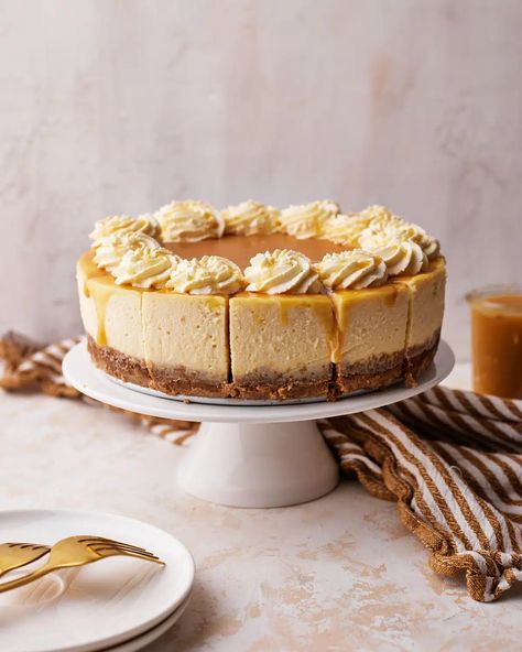 Caramel Cheesecake Cheesecake Recipes Plain, Decorated Cheesecake, Cheesecake Salted Caramel, Cheesecake New York Style, Carmel Cheesecake, Tea Cheesecake, Easy Baking Recipe, Cheesecake New York, Cafe Cakes