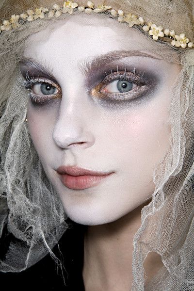 White Walker Makeup, Zombie Bride Makeup, Galliano Dior, Zombie Bride, Nights In White Satin, Jessica Stam, Runway Makeup, Creative Eye Makeup, Stage Makeup