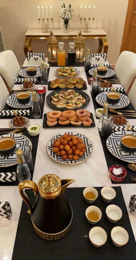 Ramadan Food Iftar Table, Iftar Aesthetic, Ramadan Dinner, Ramadan Table Setting, Ramadan Recipes Iftar, Ramadan Table, Decoraciones Ramadan, Food Display Table, Food Set Up