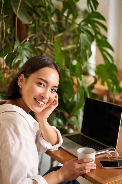 Girl Drinking Coffee, Woman Working On Laptop, People Drinking Coffee, Entrepreneur Girl, Restaurant Drinks, Green Cafe, Microsoft Azure, Marketing Photos, Coffee Photos