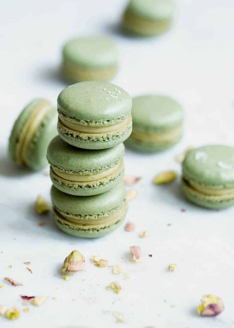 Pistachio macarons with a white chocolate pistachio ganache. Zomg. Pistachio Ganache, Cake Matcha, Matcha Desserts, Raspberry Macaroons, Kue Macaroon, Broma Bakery, Chocolate Pistachio, Desserts Ideas, Ganache Recipe