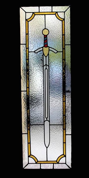 Sword by vitrales.zelada Castle Stained Glass Windows, Castle Stained Glass Pattern, Wizard Stained Glass Patterns, Hobbit Stained Glass Art, Lotr Stained Glass Art, Medieval Stained Glass Patterns, Stained Glass Lord Of The Rings, Dnd Stained Glass Art, Medieval Stained Glass Windows