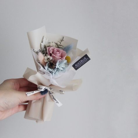 Boquets Handmade, Paper Boquets Handmade, Flower Wrapping Tutorial, Single Flower Bouquet, Flower Boquet, Wrapping Tutorial, Felt Flower Bouquet, Bouquets Of Flowers, Flower Wrapping