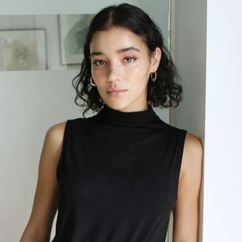 Tashi Rodriguez Hair, Tashi Rodriguez, Shortish Hair, Brown Curly Hair, Dark Hair With Highlights, Short Curly Haircuts, Hair Tutorials For Medium Hair, Short Wavy, Short Curly Hair