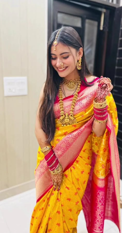 Married Women In Saree, Newly Wed Indian Bride Look In Saree, Teej Photoshoot, Newly Married Saree Look, Saree Look Ideas, Wedding Web, Indian Dresses For Women, Indian Bridesmaid Dresses, Indian Bride Outfits