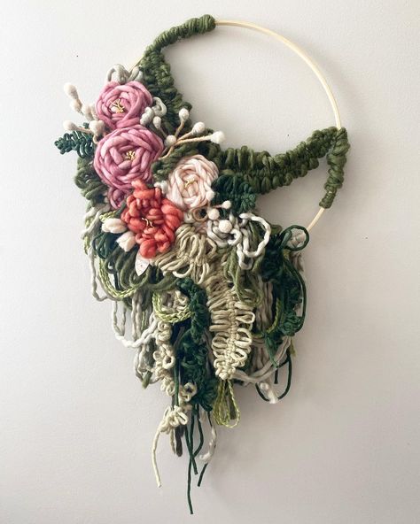 Art Yarn Weaving, Circular Weaving, Floral Words, Weaving Inspiration, Woven Wall Hangings, Macrame Weaving, Beauty Of Flowers, Weaving Loom, Weaving Projects