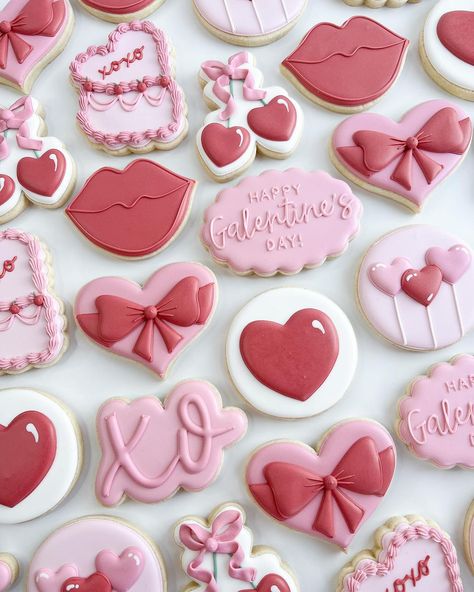 Heart Decorated Cookies, Valentines Cookies Decorated Ideas, Heart Cookies Decorated, Valentines Theme Party, Cookies Valentines, Valentine Cookies Decorated, Valentines Day Sugar Cookies, Vintage Oven, Biscuit Decoration