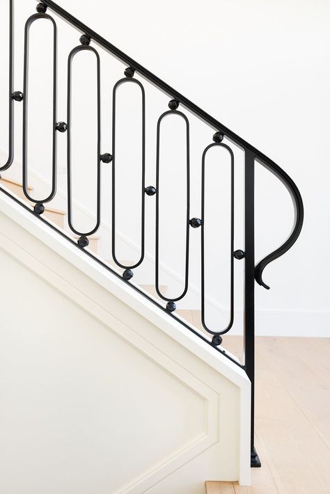 سلالم حلزونية, درابزين السلم, Staircase Design Modern, Staircase Railing Design, Handrail Design, Staircase Handrail, Stair Rail, Modern Lake House, Stair Railings