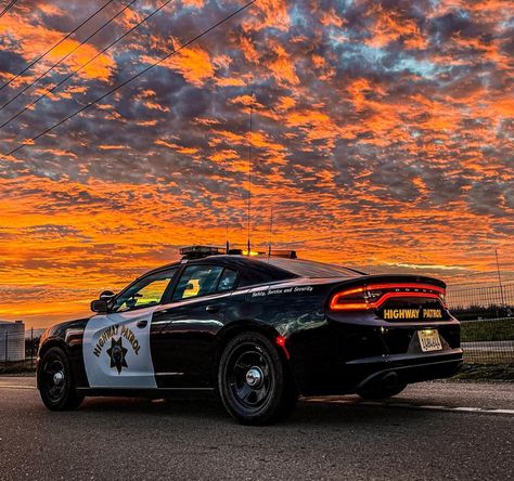 Stunning photo from the California Highway Patrol don’t you think? Highway 395 California, Florida Highway Patrol, California Highway Patrol, Los Angeles Police Department, Unmarked Police Cars, State Police, San Andreas, Emergency Vehicles, Law Enforcement