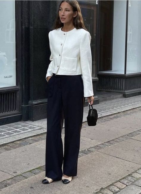 Black Pants Outfit Ideas, Chanel Jacket Outfit, Super Casual Outfits, Tweed Jacket Outfit, Chica Chola, White Tweed Jacket, Black Tweed Jacket, Tweed Outfit, Black Pants Outfit