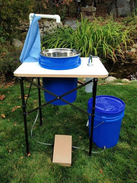 10 DIY Camping Sink Ideas That You Can Easily Make Diy Camp Kitchen, Camp Sink, Camping Sink, Emergency Toilet, Camping Accesorios, Camping Diy, Hand Washing Station, Kombi Home, Outdoor Sinks