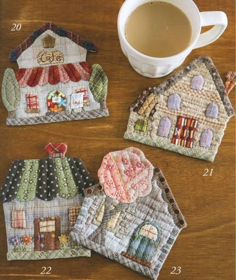 Mug Rug Patterns, Sewing Machine Projects, Cute Sewing Projects, House Quilts, Small Sewing Projects, Fabric Houses, Slow Stitching, Mini Quilts, Diy Couture