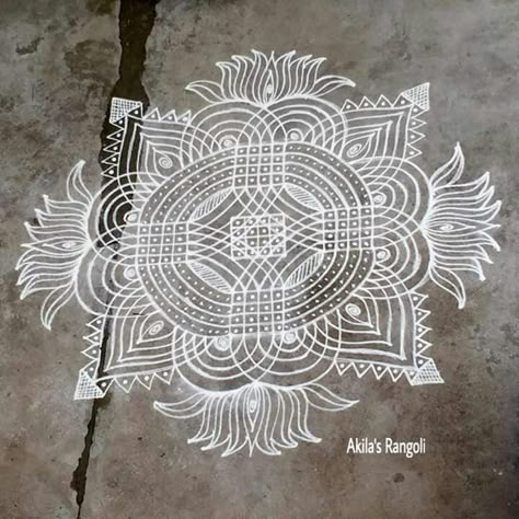 Akila's rangoli Pookalam Design, Indian Rangoli Designs, Easy Rangoli Designs Videos, Rangoli Designs Photos, Rangoli Designs Simple Diwali, Rangoli Side Designs, Simple Flower Design, Rangoli Designs Latest, Simple Rangoli Designs Images