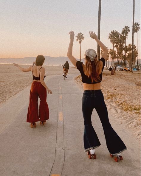 Vintage inspired film photo of Rosemary Retro and best friend roller skating in bell bottoms during the sunset at Venice beach, Los Angeles, California. 1970s / 1960s hippie / boho inspired aesthetic Venice Beach Roller Skating, Roller Skating Vintage, Quad Skates Aesthetic, Roller Skating Aesthetic Vintage, Rollerblade Aesthetic, Retro Roller Skates Aesthetic, 90s California Aesthetic, Summer Roller Skating, Venice Beach Outfit