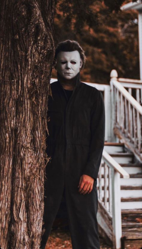 Scarie Movie, Michael Meyers Halloween, Michael Myers Art, Helloween Wallpaper, Michael Meyer, Halloween Wallpaper Iphone Backgrounds, Scary Movie Characters, Horror Villains, Halloween Horror Movies