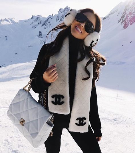 Mode Au Ski, Colorado Fashion, Ski Outfit, Snow Fashion, Snow Outfit, Handbag Outfit, Skiing Outfit, Handbags Casual, Instagrammer