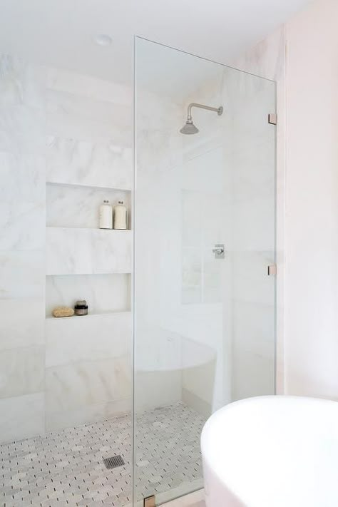 White and gold marble horizontal wall tiles in a master walk-in shower enclosed with a glass partition and a marble threshold. Shower Wall Tiles, Marble Shower Walls, White And Gold Marble, White Marble Bathrooms, Shower Wall Tile, White Bathroom Tiles, Marble Showers, Bad Inspiration, Design Blogs