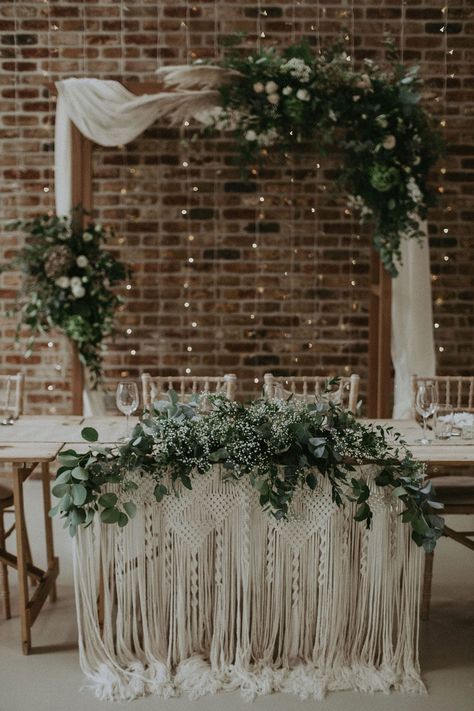 Wedding Table Boho Decor, Top Table Wedding Decorations, Table With Flowers Decor, Wedding Decor Chairs, Wedding Front Table Decorations, Greenery Boho Wedding, Wedding Head Table Ideas Boho, Wedding Table Arch, Wedding Front Table Decor