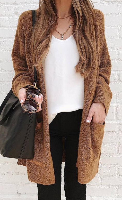 how to wear a brown cardigan : white top + pants + bag Milena Ciciotti, Brown Cardigan Outfit, Easy Mom Outfits, Modest Fall Outfits, Cognac Shoes, Pants Bag, Secretary Outfits, Cardigan Outfit, Cardigan White