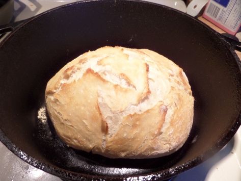 This cast iron no knead bread is such a simple recipe to make and yields a great looking loaf of bread. Just mix, let stand and bake. Bread Recipe For Diabetics, Dutch Oven Recipes Cast Iron, Skillet Bread, Healthy Bread Recipes, Knead Bread, Baking Bread Recipes, Best Bread Recipe, No Knead Bread, No Knead