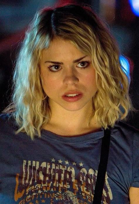 Rose Tyler Drawing, Doctor Who References, Billie Piper Doctor Who, Rose Tyler Icon, Doctor Who Icons, Rose Doctor Who, Rose Tyler Outfit, Dr Who Rose, Doctor Who Tenth Doctor