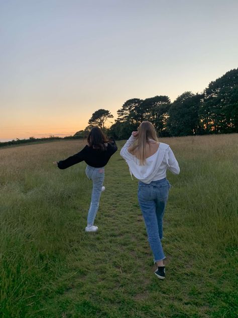 Walks Aesthetic Friends, Aesthetic Park Pictures With Friends, Summer Walks Aesthetic, Friends Walking Aesthetic, Sunset Pictures With Friends, Bsf Photos, Walks With Friends, Sunset With Friends, Walk With Friends