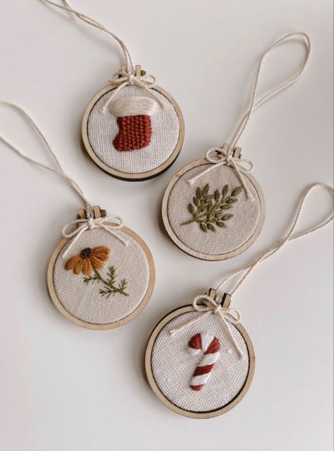 Tiny Christmas Embroidery Ideas, Holiday Embroidery Ornament, Christmas Gift Embroidery Ideas, Hand Stitched Gifts, Mini Embroidery Hoop Ideas Christmas, Mini Embroidery Hoop Christmas Ornaments, Aesthetic Christmas Ornaments Diy, Embroidery Inspiration Christmas, Small Embroidery Hoop Ideas