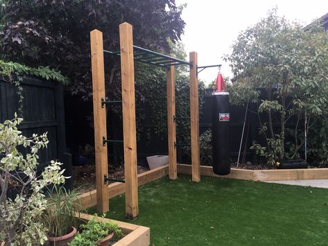 Outdoor Monkey Bars Diy, Monkey Bars Playground, Garden Workout Area, Backyard Monkey Bars, Outdoor Gym Diy, Garden Gym Outdoor, Backyard Workout Area, Monkey Bars Diy, Backyard Gym Diy