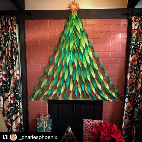 Crepe Paper Christmas, Christmas Hallway, Classroom Christmas Decorations, Christmas Door Decorating Contest, Christmas Classroom Door, Christmas Bulletin, Christmas Homemade, Paper Christmas Decorations, Paper Christmas Tree