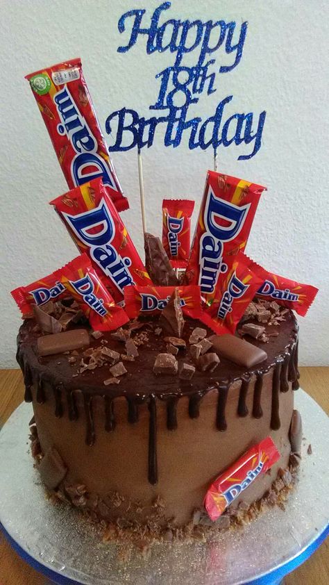 Daim bar drip cake Daim Birthday Cake, Daim Cake, Daim Bar, Chocolate Bar Cakes, Drip Cakes, Easy Cake Recipes, Easy Cake, Chocolate Bar, Food Cravings