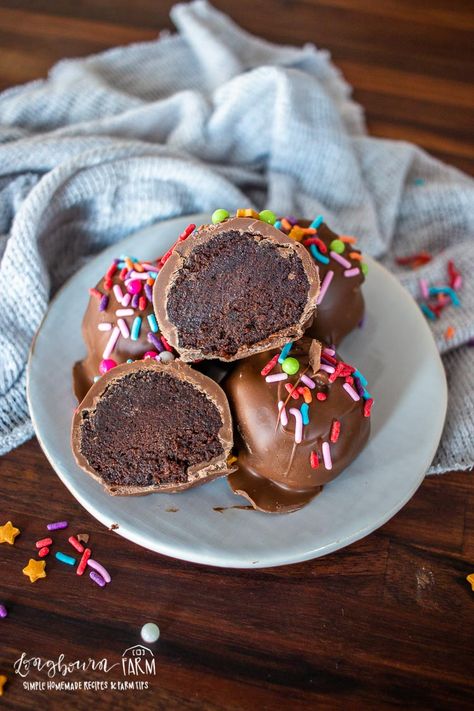 Chocolate cake balls are super easy to make and a fun treat for everyone! Make these with the kids and they'll think it's the best! #cake #chocolate #chocolatecake #cakeballs #chocolatecakeballs #howtomakecake #howtomakecakeballs Chocolate Cake Balls, Vegetarian Chocolate Cake, Unfrosted Cake, Chocolate Cake From Scratch, Cake Ball Recipes, Cake Ball, Homemade Chocolate Cake, Healthy Cake Recipes, Crumble Cake