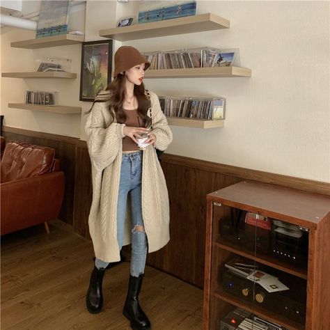 Brown Bucket Hat Outfit, Cd Record Player, Brown Hat Outfit, Korean Outfits Winter, Outfits With Bucket Hats, Hat Outfit Winter, Hat Outfit Fall, Bucket Hat Outfits, Nude Outfit