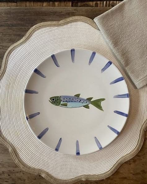 Maison Flâneur on Instagram: "Timeless scalloped placemats and hand painted fish plates for the win 🐟" Painted Dinner Plates, Pottery Painting Ideas Serving Dish, Ceramic Art Painting Ideas Plate, Ceramic Painting Fish, Funny Pottery Ideas, Paint Your Own Plate, Pottery Glaze Designs, Fish Ceramics Pottery, Painted Ceramic Plate